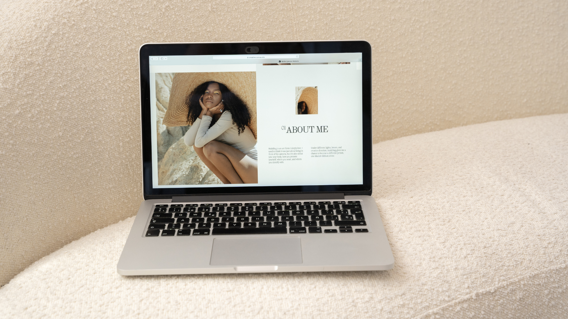 Page “About me” avec portrait professionnel féminin sur ordinateur, illustration du personal branding pour entrepreneures à Rennes.