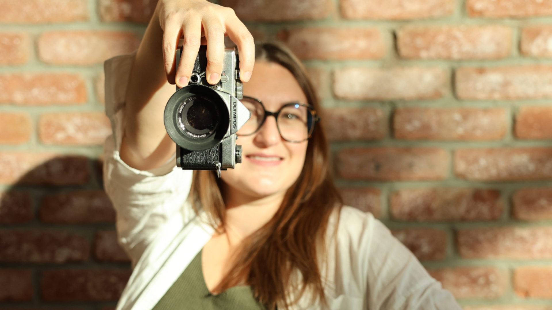 photo de Margot Riche, photographe corporate à Rennes, avec son appareil photo