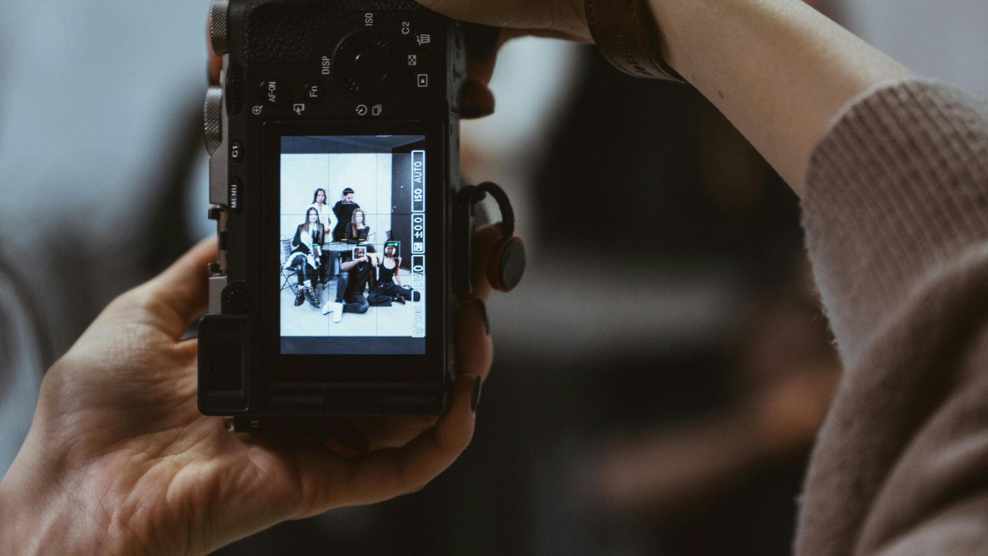 Photo d'illustration d'un appareil photo en train de photographier une équipe d'une entreprise